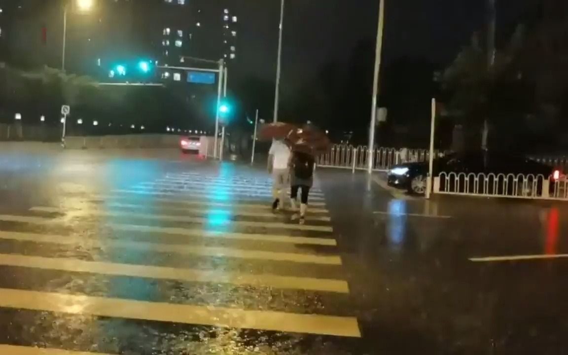 实拍｜此刻，北京多地雷电大风大雨来袭，你那边下雨了吗？
