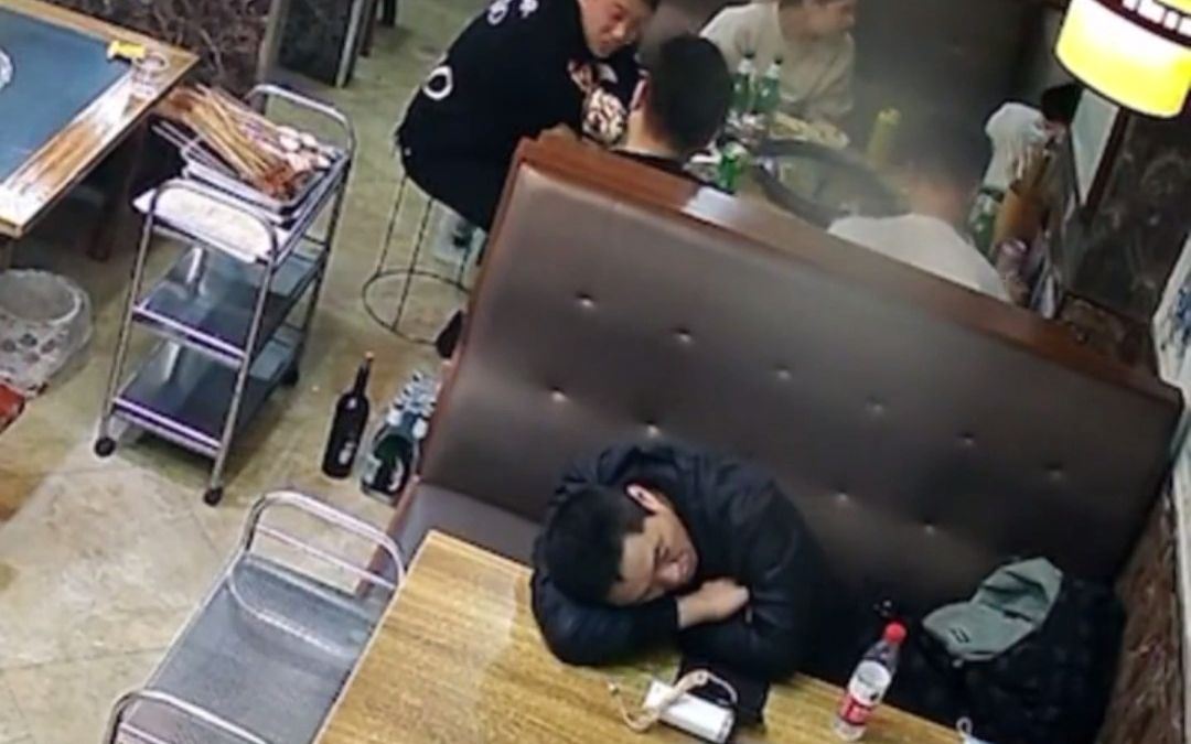 人民警察凌晨四点来火锅店吃饭休息，醒了就换上警服上班去了