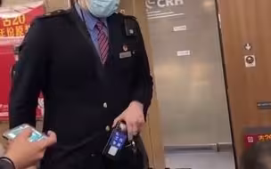 老人高铁霸座不听乘务员劝阻，后排乘客霸气怒怼：看不惯你这么欺负人！