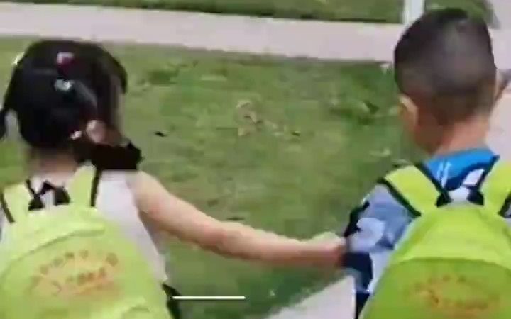 儿子被女同学拽衣逼墙角质问：你到底跟谁玩？妈妈一旁哭笑不得