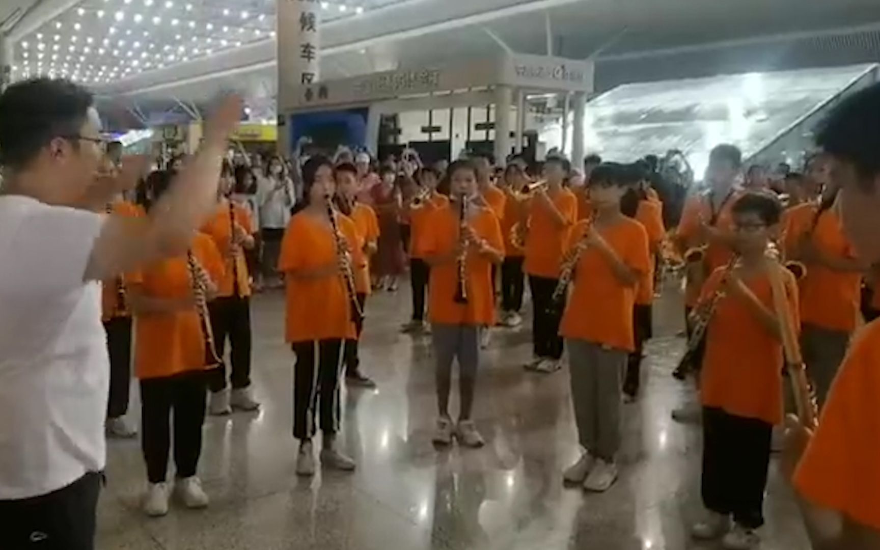 学生乐团因暴雨滞留郑州东站 现场演奏《我和我的祖国》