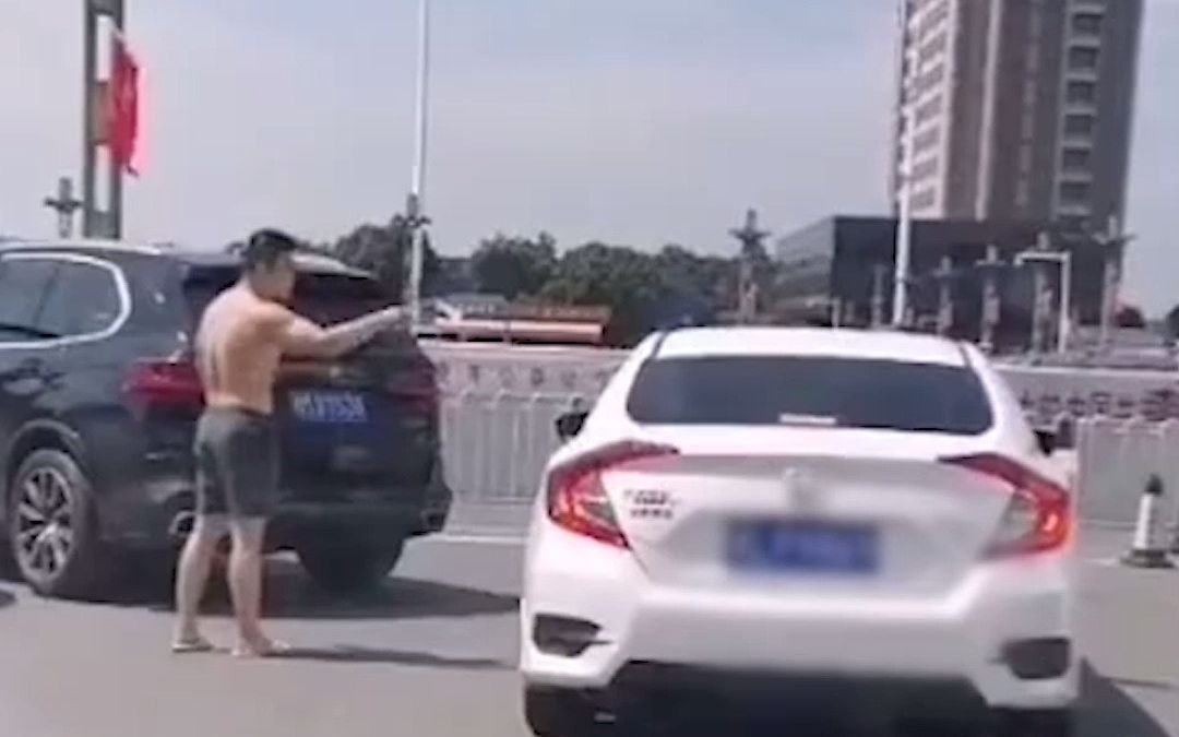 两车斗气 一车主霸气叫嚣 看到对方体型后 下一幕让网友彻底傻眼