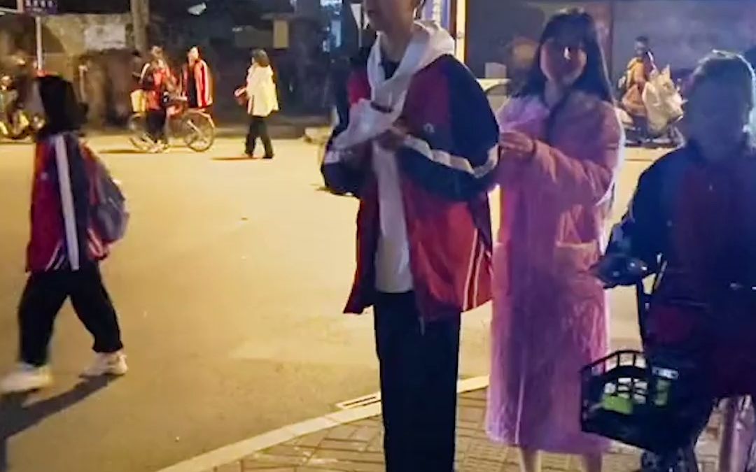 女子第一次去学校接儿子 不料被疯狂“嫌弃”看到穿搭网友秒懂