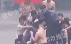都市报道【感谢无名英雄！一家三口困车中被淹没，他们冲进洪流舍命相救！】