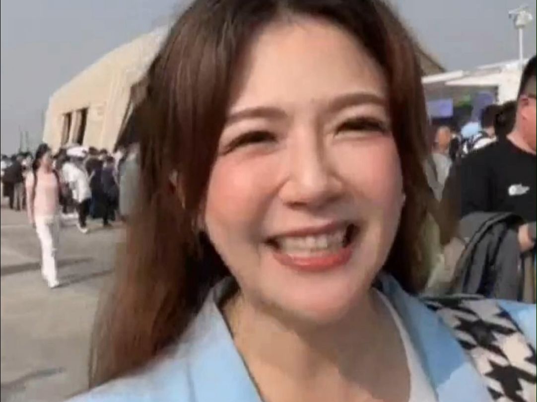 “双尾蝎B”无人机空中表演，台媒主播兴奋大喊：天呐！