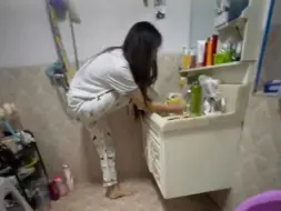 洗手台洗脚 女子遭重摔  网友：谁在家没这么洗过？提醒：湿脚踩瓷砖有风险