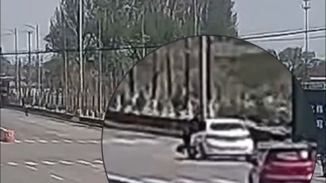 真实的抓捕毒贩现场，56岁禁毒民警抓捕毒贩时被拖行200余米，愿每次行动都能平安归来