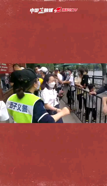 白领当义警 每天站岗8小时只为感谢大