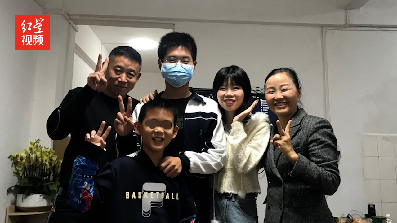 时隔14年孙卓一家五口首次团聚 三姐弟紧紧相拥