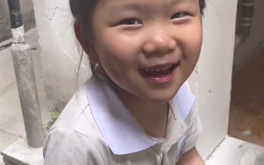 6岁脑瘫女孩坚持康复治疗5年，得知能去上学开心大笑： “我还以为学校不要我呢。”