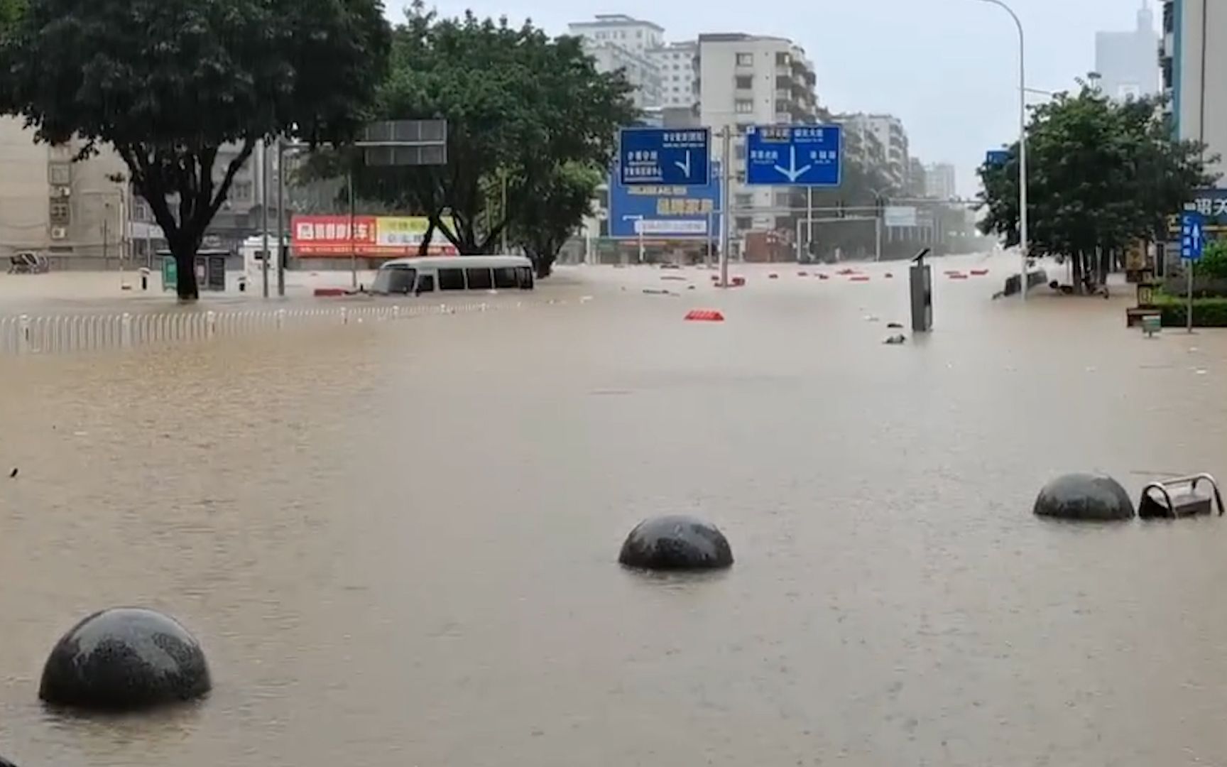 积水严重！广东韶关或发生五十年一遇洪水 请市民迅速赶往高处避险