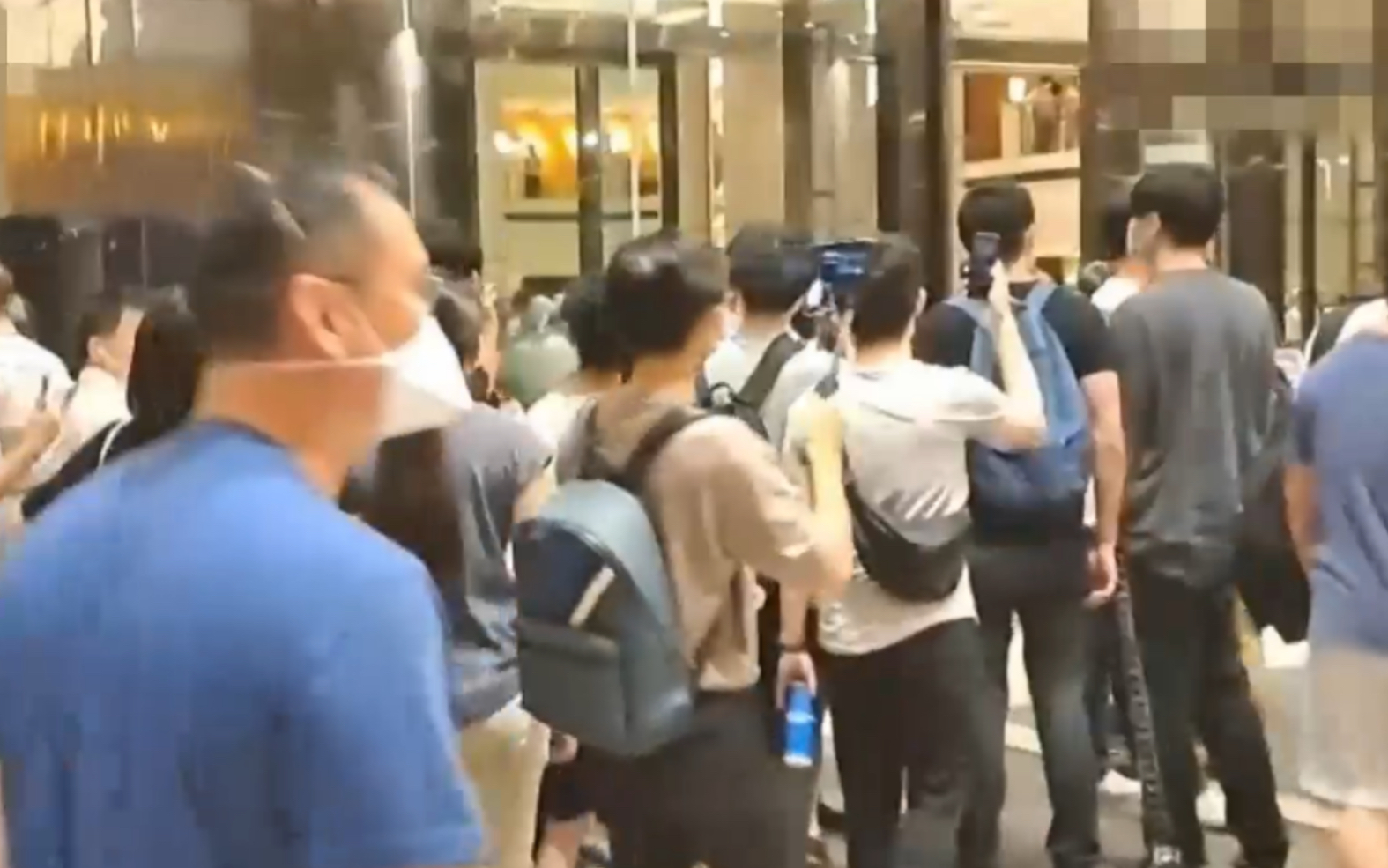 台北直击 | 佩洛西鬼鬼祟祟进酒店，台湾民众抗议高喊：滚回去