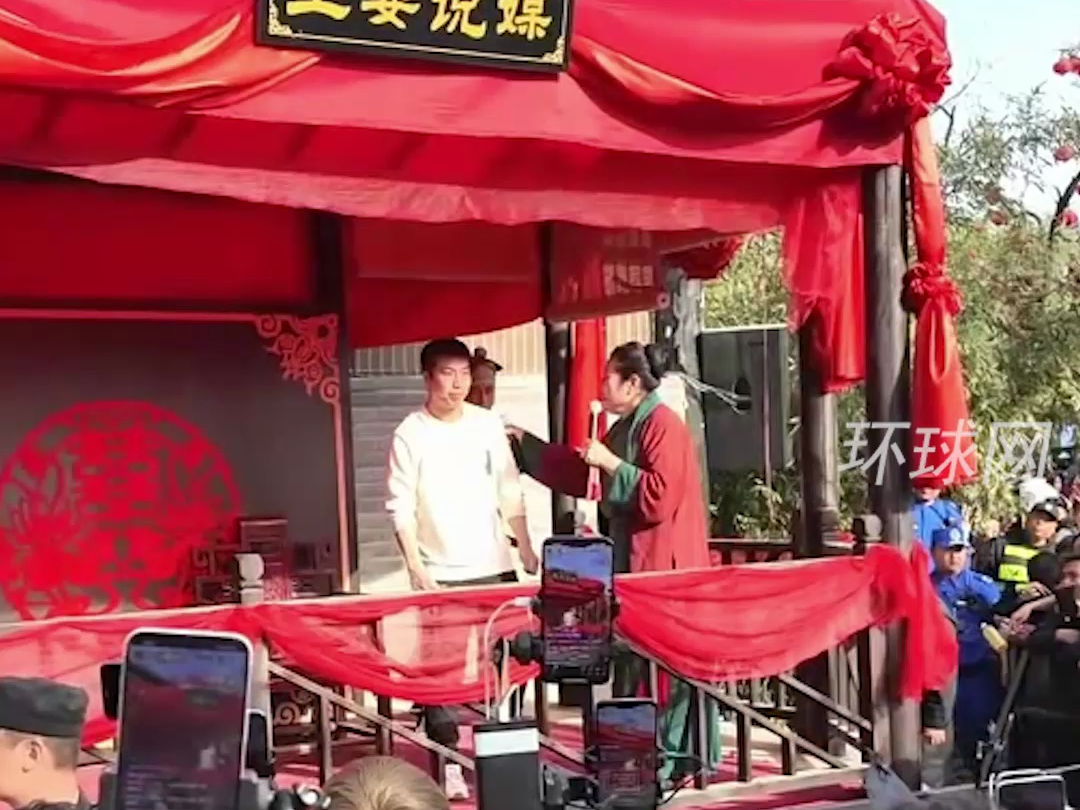 “王婆”说媒爆火，单身小伙坚持排队一周，凌晨三四点就到现场