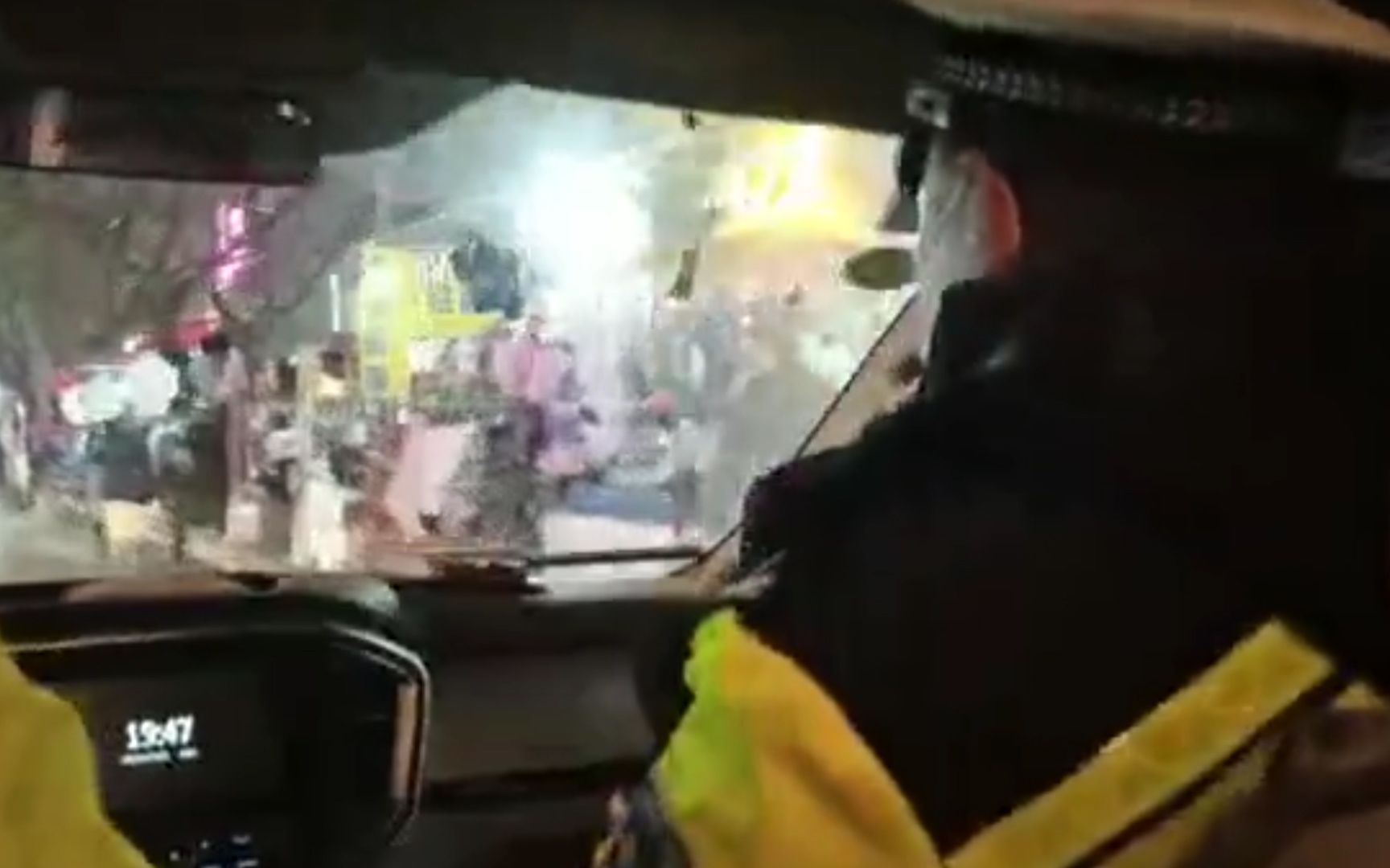 幼童高烧不退开始昏迷 菏泽交警霸气喊话：“再不让路我就怼你车”
