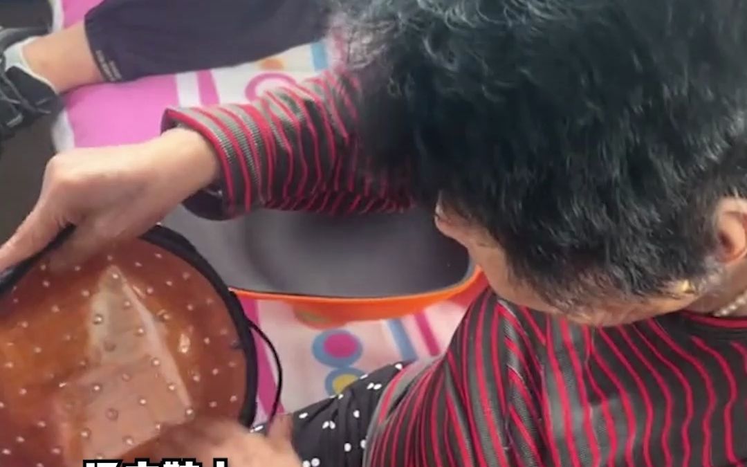 孙子“吐槽”奶奶买的“高科技”帽，奶奶称帽子能预防老年痴呆，孙子：我奶常年上当，这只是冰山一角。