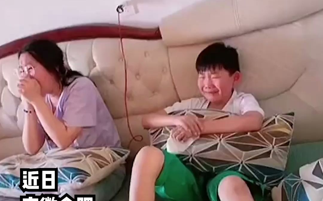 4个孩子在家看战争主题电影，看到革命前辈牺牲一幕伤心落泪，网友：最好的爱国主义教育！