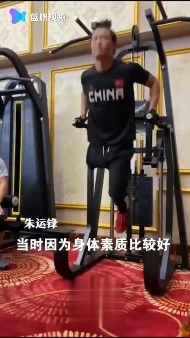 励志！独腿跳高运动员打篮球意外走红 现正跨界滑雪备战2022年冬残奥会
