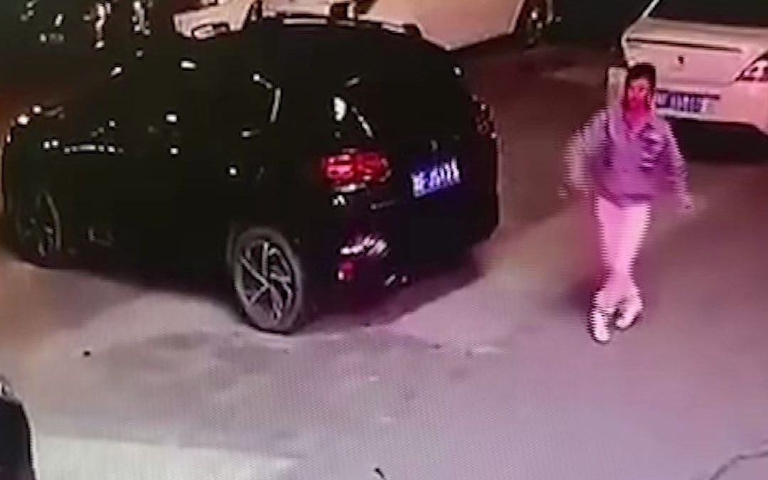 小车被堵，女子划车 、飞踹 数脚发泄，被划车主表示很无奈“我留了电话，她不打”