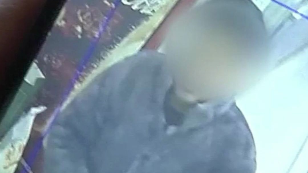 两人手机尾号相同 男子取错快递，279元的衣服已经穿上没法退了，男子：不值这么多 最多给你100元！
