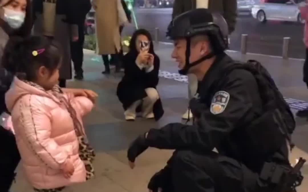 超甜！长沙特警街头执勤与萌娃互动 女孩沉迷拍照被男友一把抱走