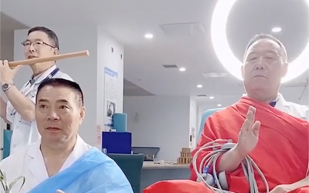 医生遇到八仙过海，秒变唯物主义活菩萨，网友：有没有你想挂的专家号？