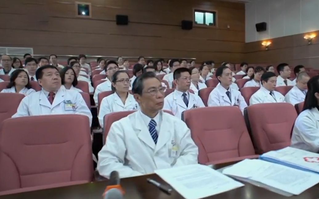 钟南山寄语年轻医生：不要满足现状 要不断探索