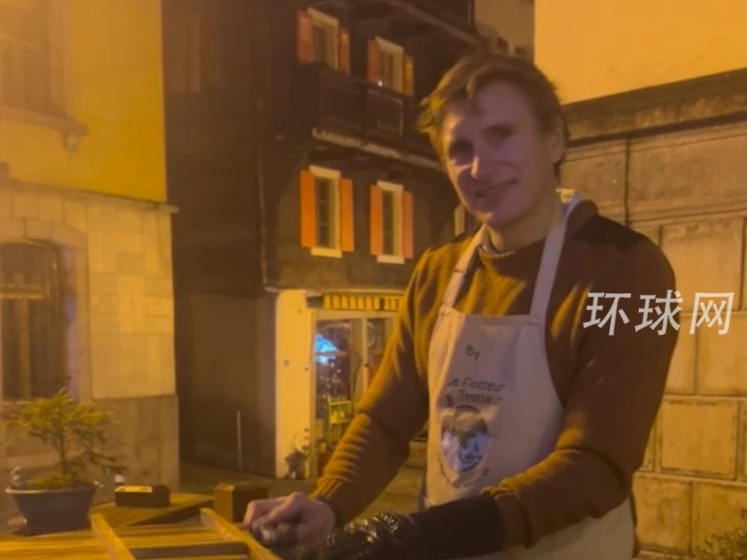 外国博主在瑞士村庄做中国锅贴，并和音乐演出一起搭配，大家一边吃一边赞不绝口
