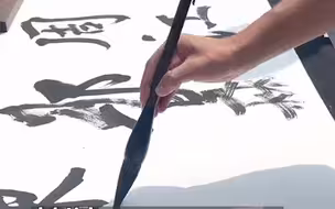有创意！高校新生用毛笔签名报到，“没两把刷子都不好意思签到”
