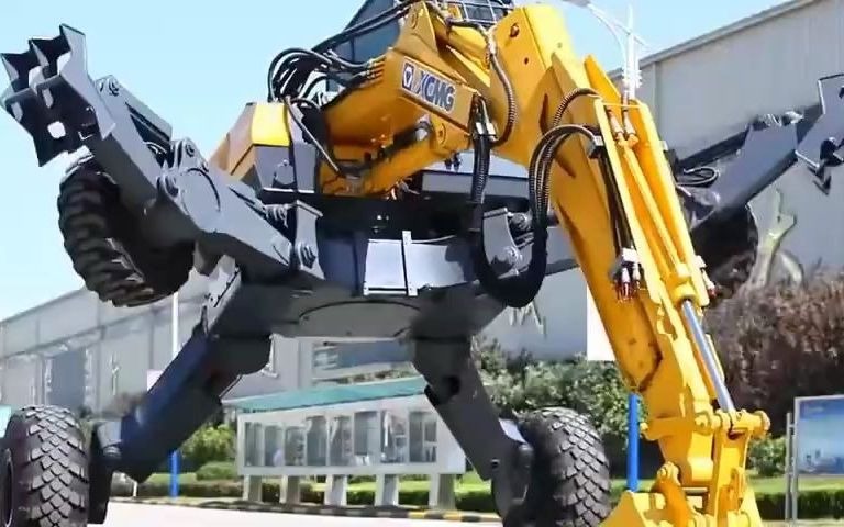 全地形挖掘机：嘘~~~我要开始变身了！！