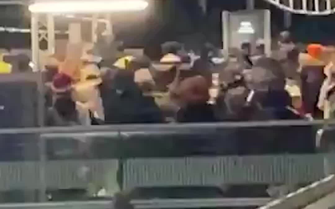 伦敦等地实施最高级别限制，大量人群火车站排长队连夜“逃离”