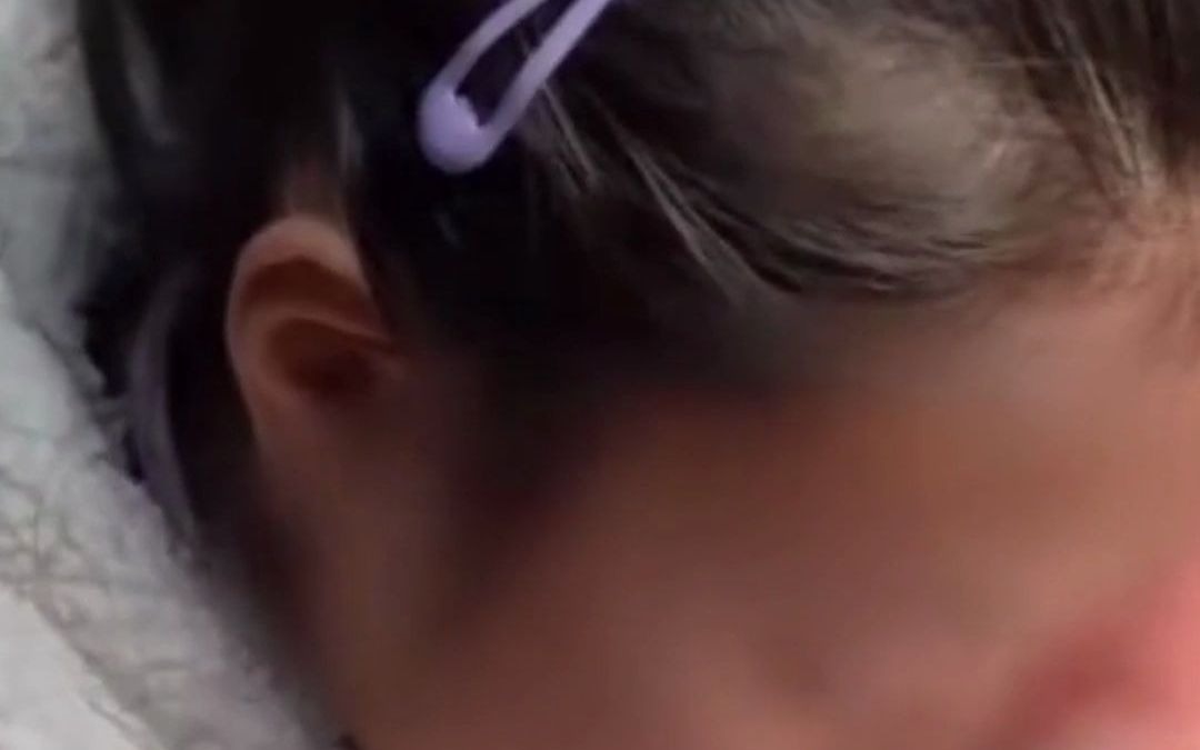 985博士研究生妈妈 被女儿写作业急哭 “我不想做她妈了”网友：辅导作业 学霸也崩溃…