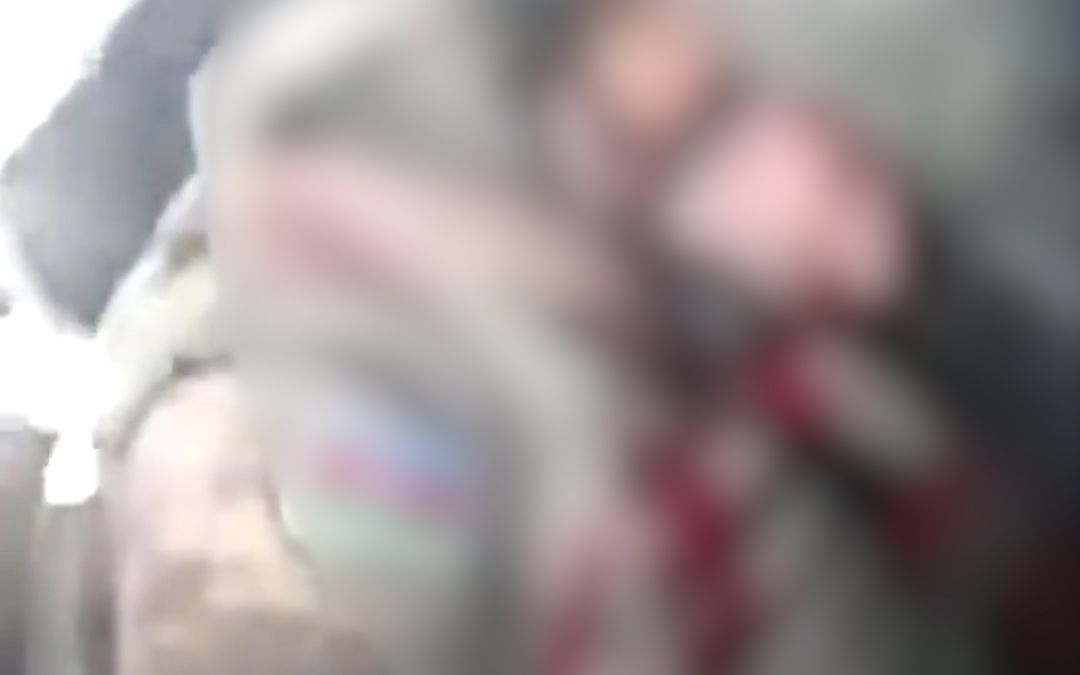 触目惊心！阿塞拜疆士兵阵亡画面罕见公开：浑身是血，横七竖八流落荒野