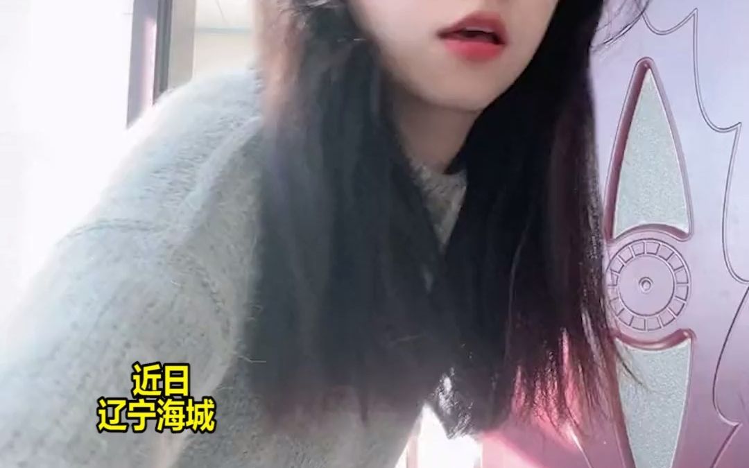 女子和狗玩耍，家中“奇特构造”引人注目：同一屋檐下还要异地恋