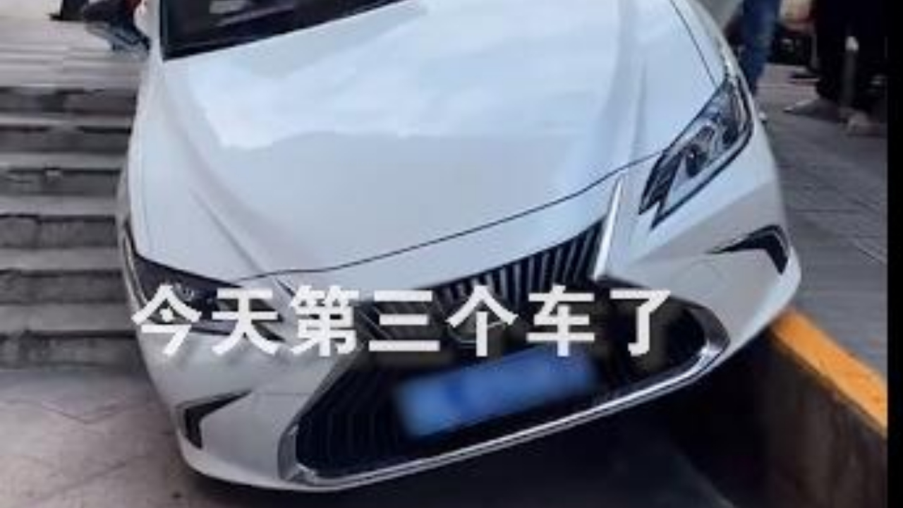 四川宜宾临街楼前，一天内三辆车开下台阶，群众三次帮忙抬车