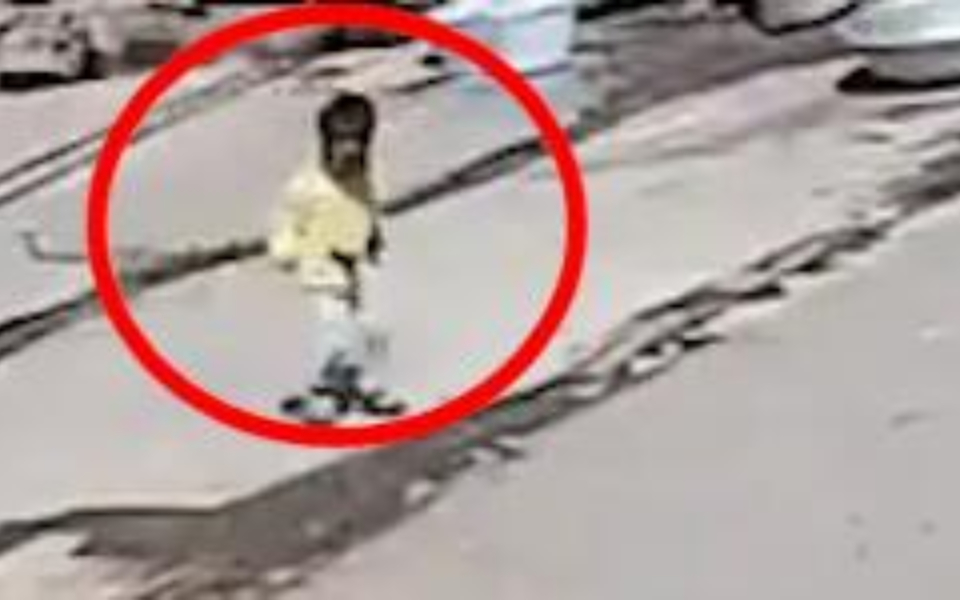 云南一3岁儿童横穿公路，被撞飞并遭碾压，万幸只是皮外伤