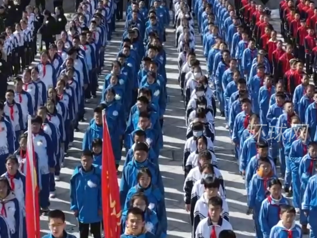 “三代人”同框师生与移民管理警察，祭扫烈士陵园，双方交错的一瞬间，让人泪目！