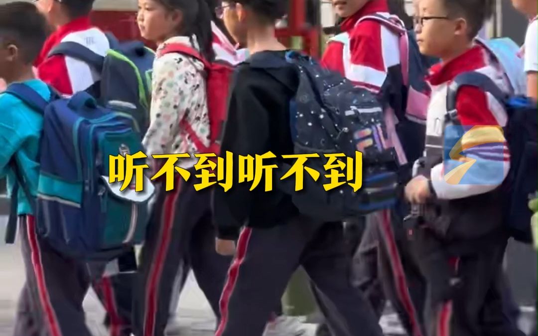 主持人下班没来及换衣服去接弟弟放学 “社恐”弟弟：我好想逃