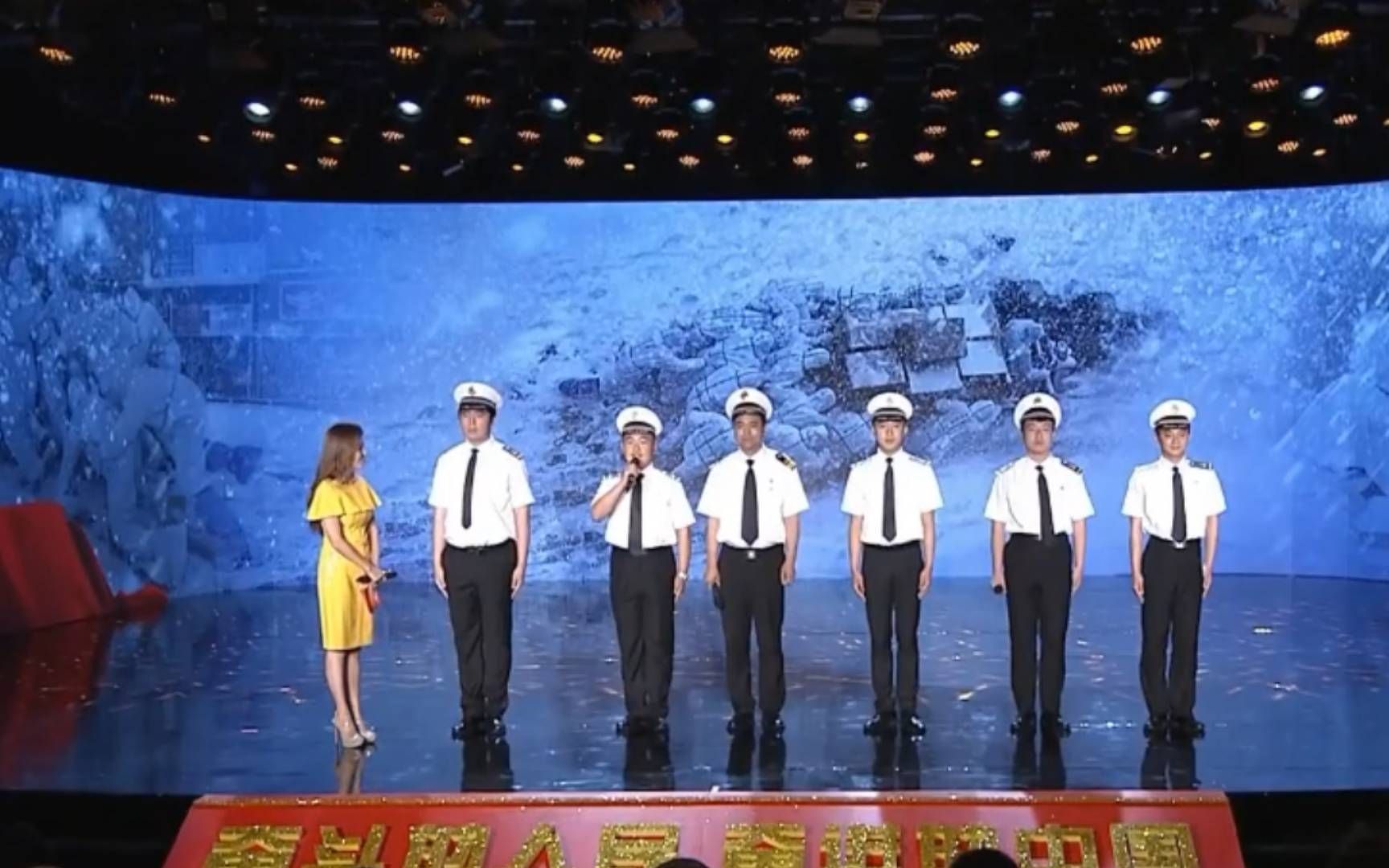 狂风大雪中他们艰难前行感动了亿万网友，被称作“移动的雕塑”