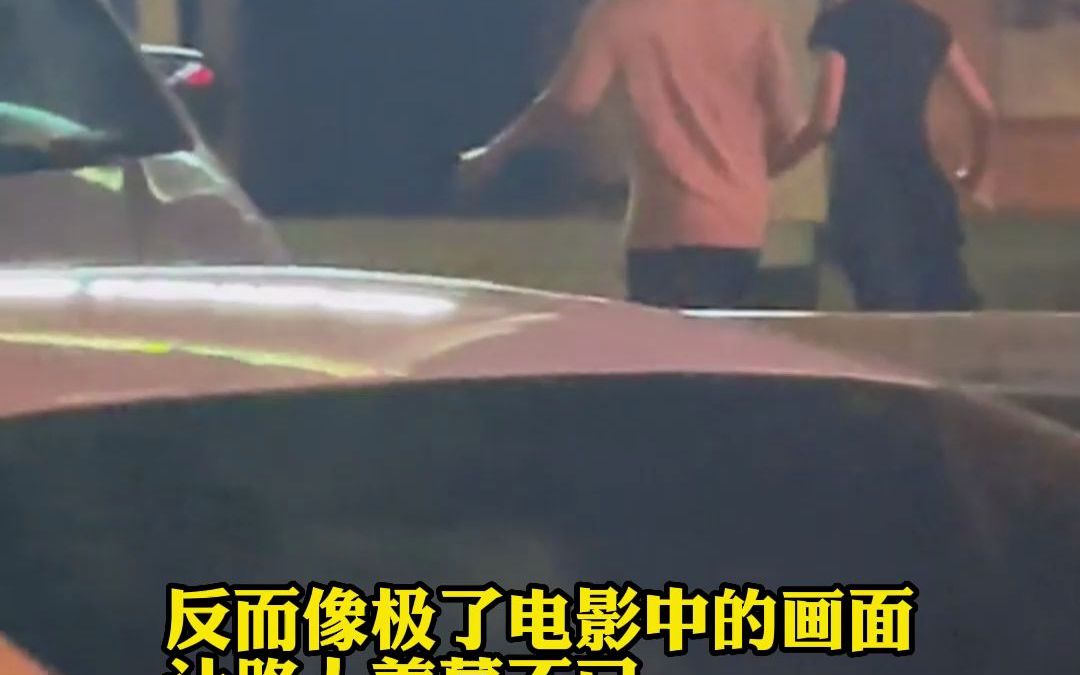 雨中一男一女忘记带伞，牵手冒雨优雅奔跑，路人:像电影一样美好