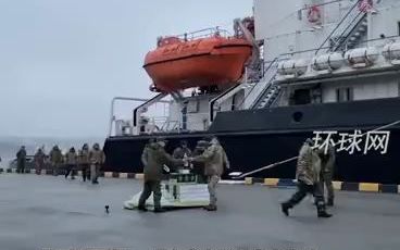 俄媒公布乌克兰蛇岛守军向俄军投降画面，此前泽连斯基称他们已“全体阵亡”