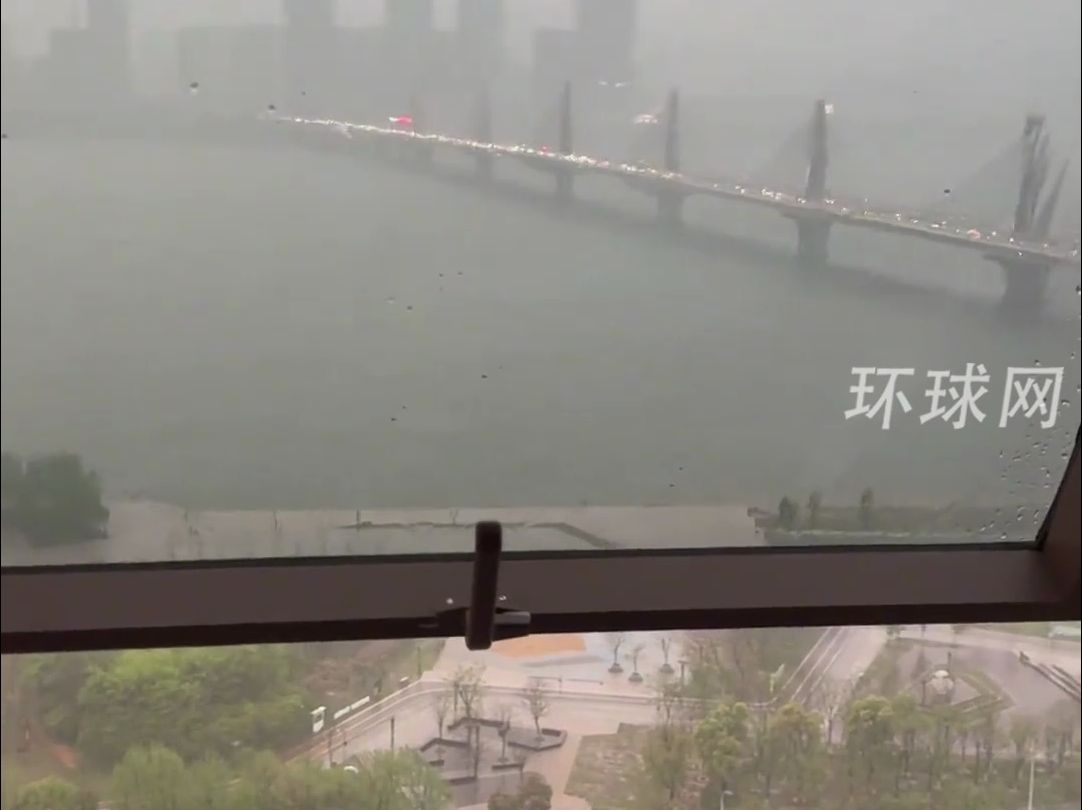 江西连发4橙色预警，极端天气持续：惊雷落下击中大桥，狂风尖啸窗户被吹炸