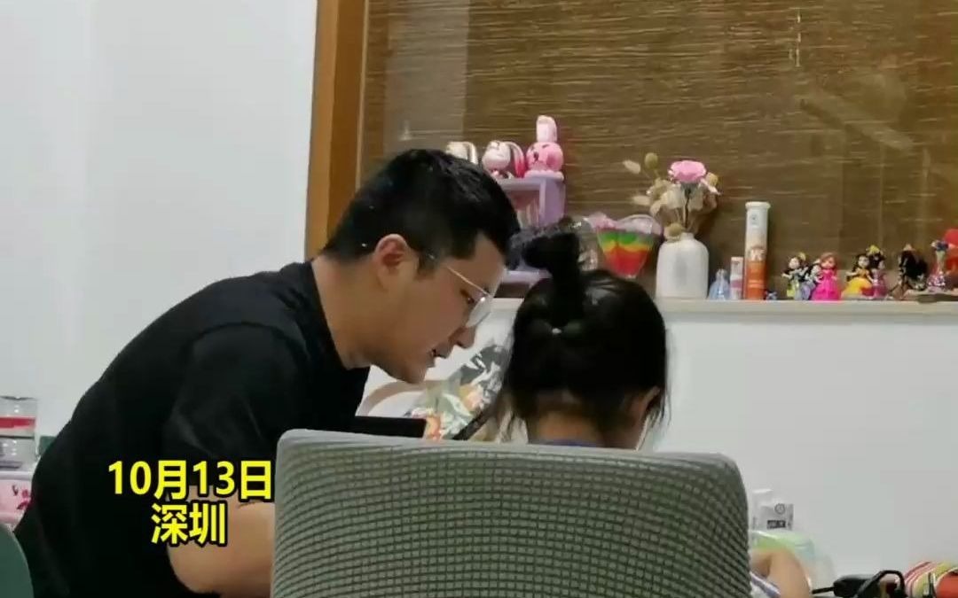爸爸说他想辅导一次作业，自信觉得比妈妈耐心的多，女儿：我再也不喜欢爸爸了