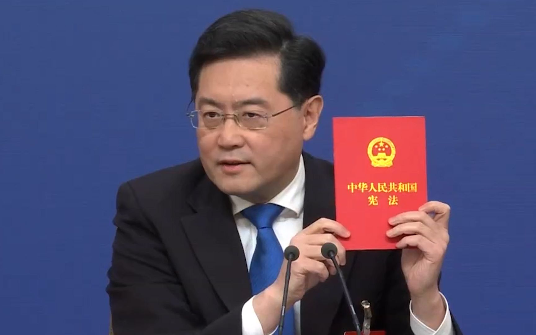 秦刚现场读宪法回应台湾问题：中国人自己的事，任何外国无权干涉