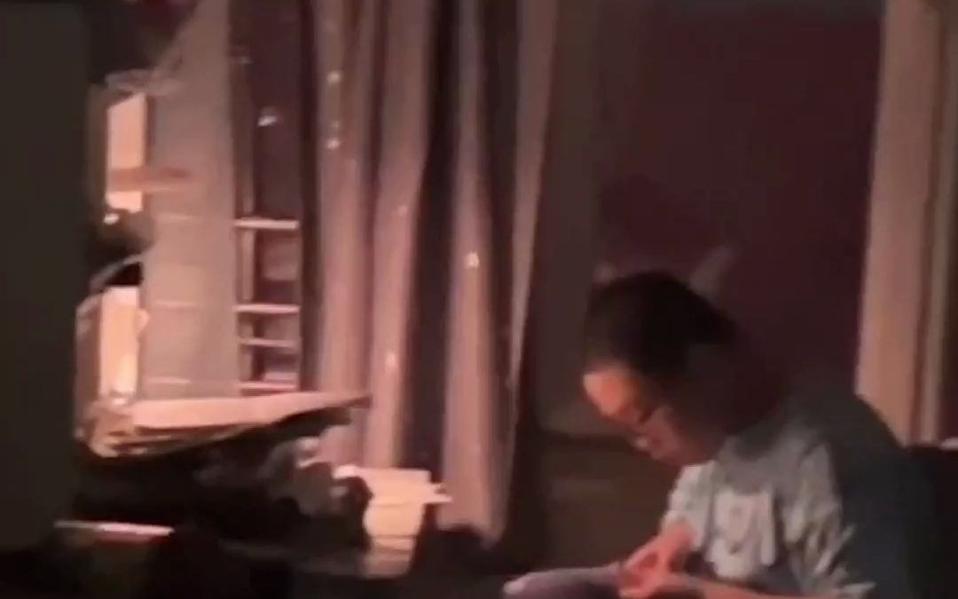 男孩阳了后凌晨两点爬起来写试卷，姐姐：怕不是感染了学习株