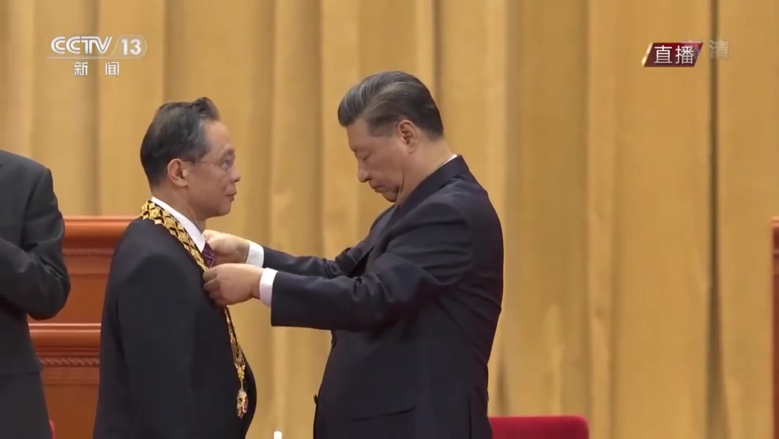 致敬国之脊梁！钟南山被颁授共和国勋章！