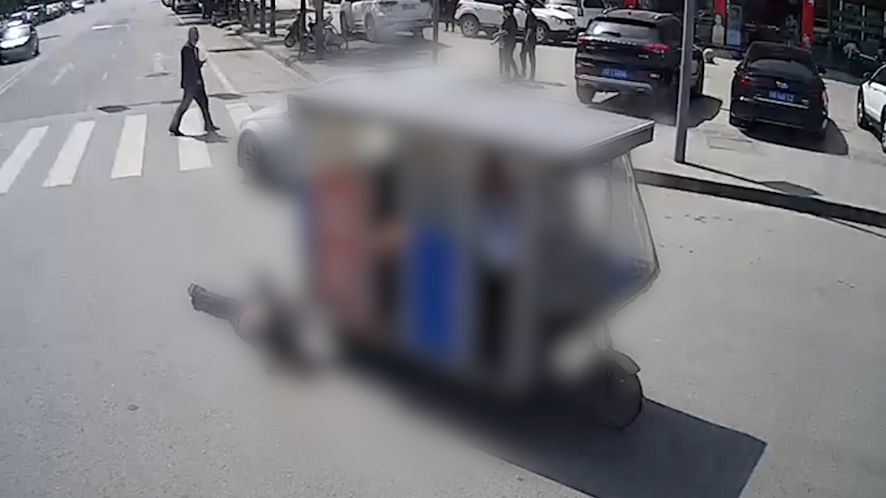 发现女子被三轮车拖行 公交司机和热心市民奋力追赶制止