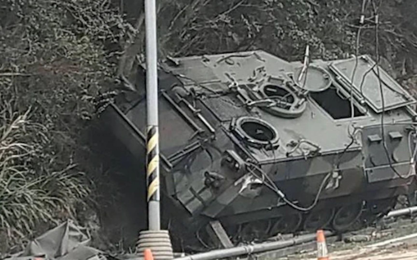 又又又出事！台军装甲车撞山翻车，岛内网友无情嘲讽：笑死人