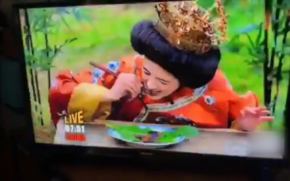呵呵！澳大利亚ABC电视台竟播出白人扮华人吃蟑螂的片段