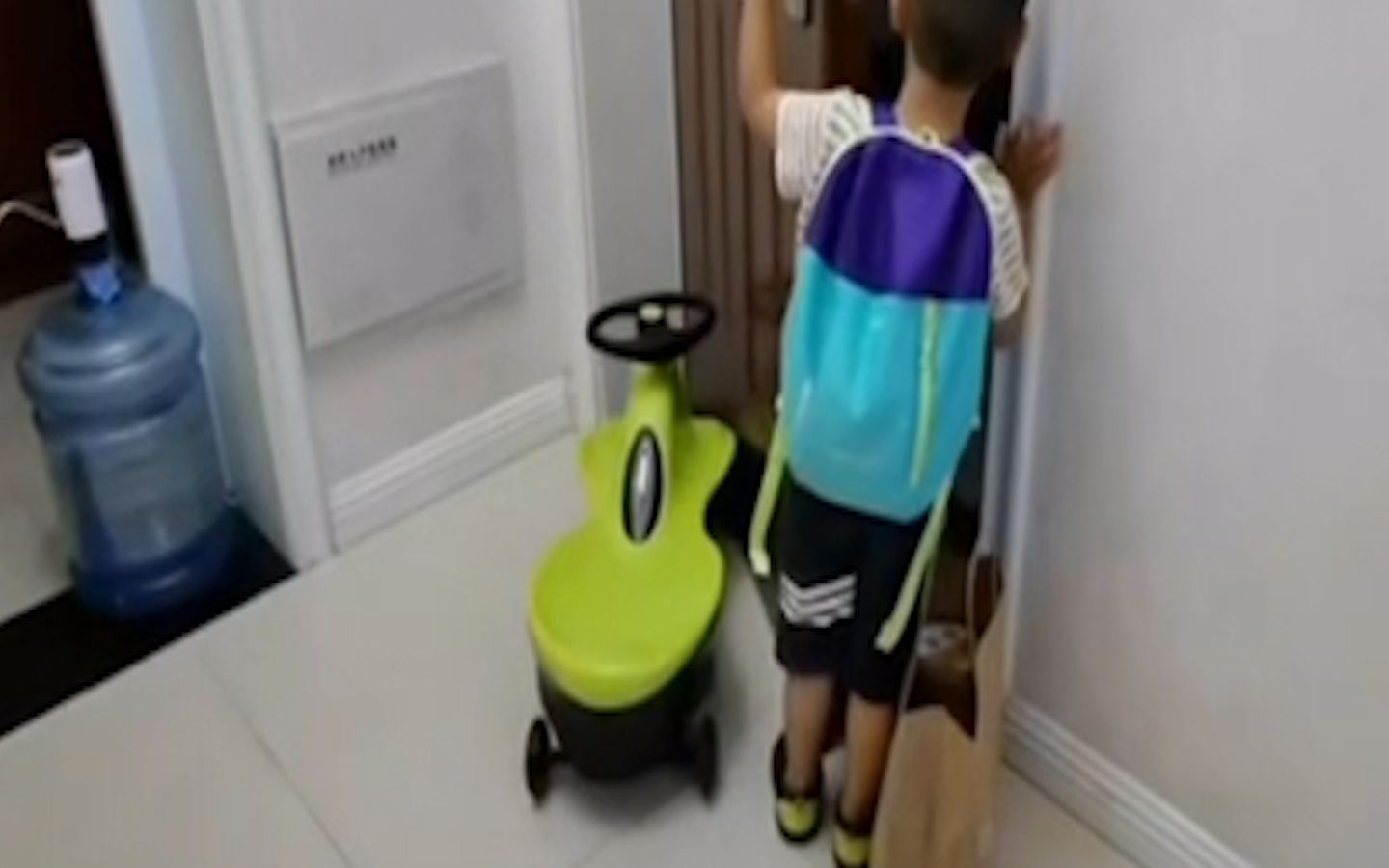 看哭！父母离婚后爸爸来看孩子 小孩早早在门口守着不停开门张望