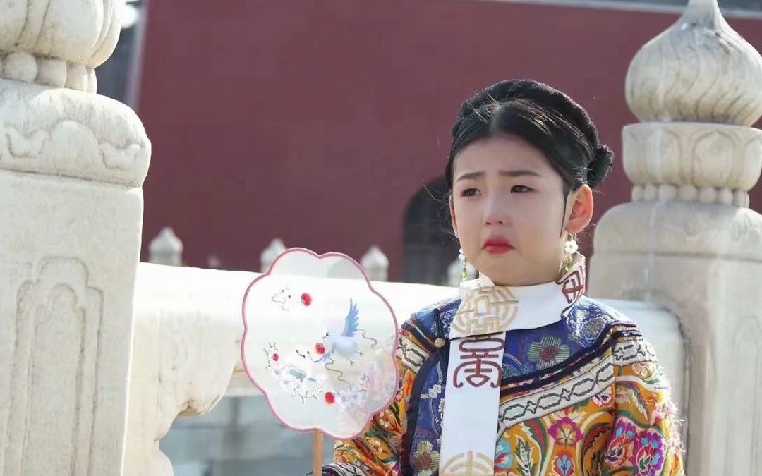 5岁女孩喜欢看《甄嬛传》，妈妈带去故宫拍同款写真，结果天气太热被累哭……